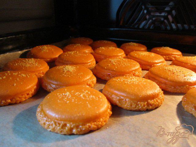 Фото приготовление рецепта: Апельсиновые макарон с шоколадным ганашем шаг №6