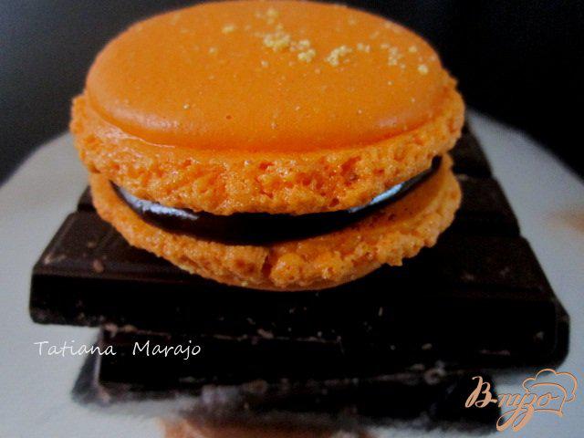 Фото приготовление рецепта: Апельсиновые макарон с шоколадным ганашем шаг №11