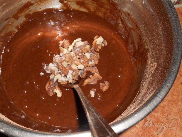 Фото приготовление рецепта: Шоколадные капкейки шаг №4