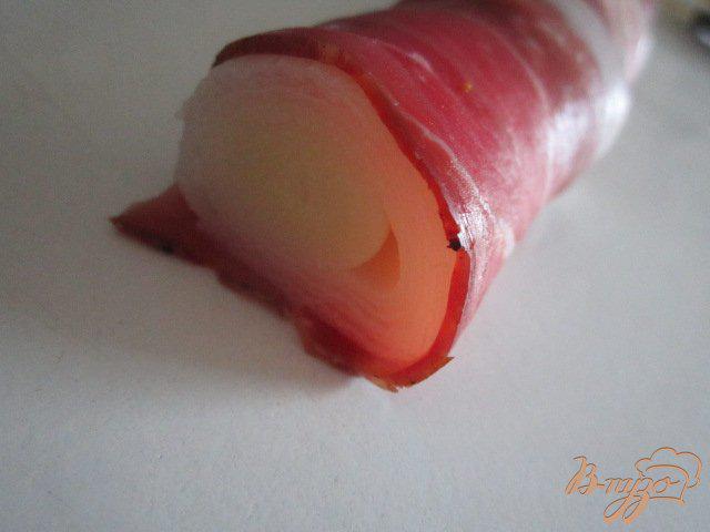 Фото приготовление рецепта: Лук-порей с ветчиной под сливочным соусом шаг №5