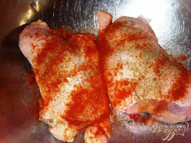 Фото приготовление рецепта: Куриные бедра в остром маринаде шаг №3