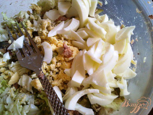 Фото приготовление рецепта: Салат с сардинами шаг №10