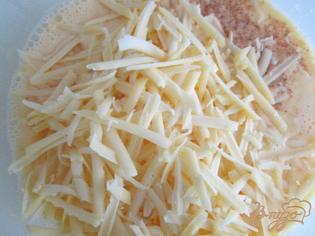Фото приготовление рецепта: Сырный омлет с томатами шаг №3