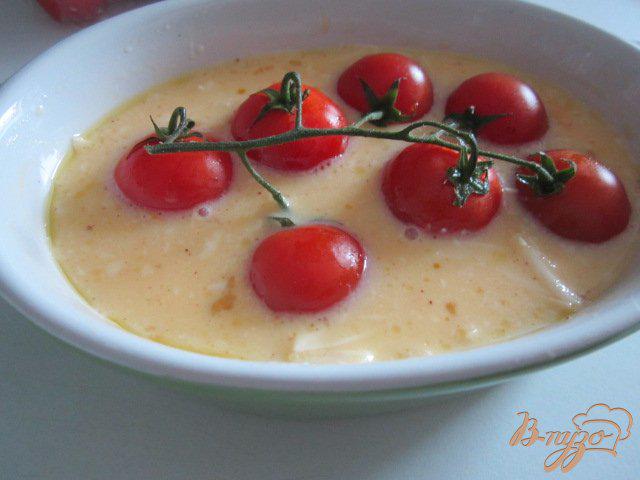 Фото приготовление рецепта: Сырный омлет с томатами шаг №4