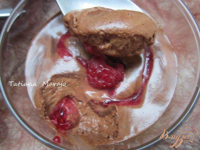 Фото приготовление рецепта: Шоколадный крем-мусс с малиной шаг №8
