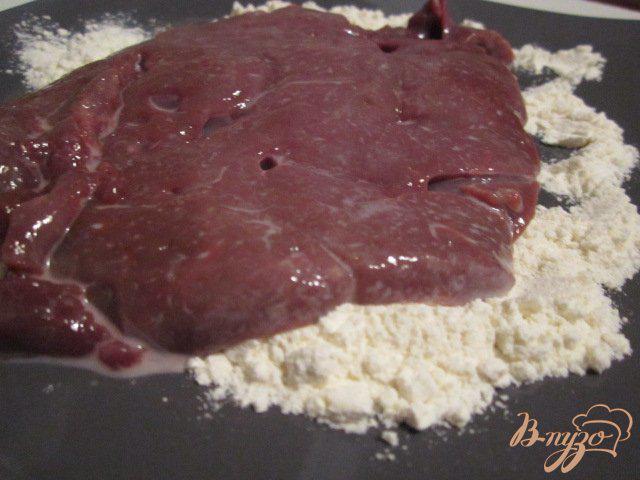 Фото приготовление рецепта: Говяжья печень с клюквенным соусом шаг №5