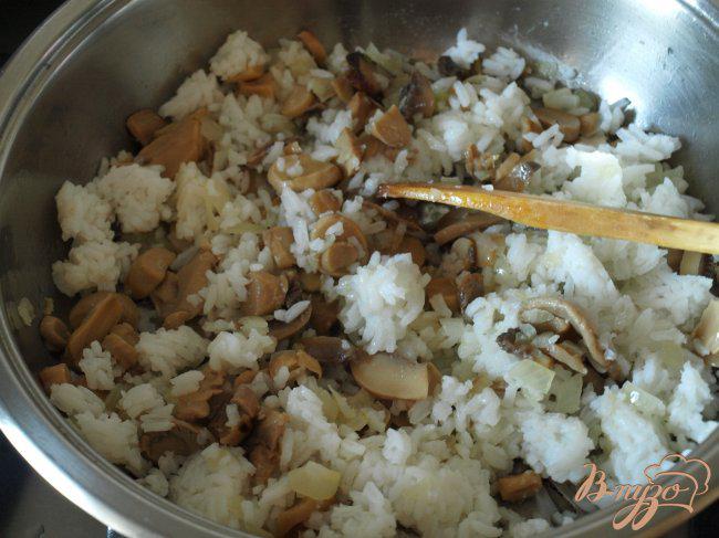 Фото приготовление рецепта: Рисовая запеканка с резанными шампиньонами шаг №3