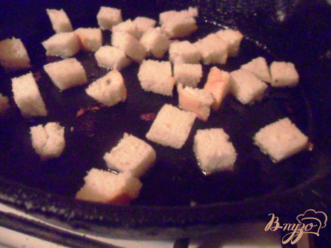 Фото приготовление рецепта: Овощной салат с крутонами и яйцом-пашот шаг №2