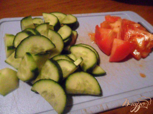 Фото приготовление рецепта: Овощной салат с крутонами и яйцом-пашот шаг №1