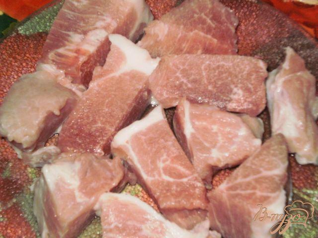 Фото приготовление рецепта: Свинина тушеная в сметанном соусе шаг №1