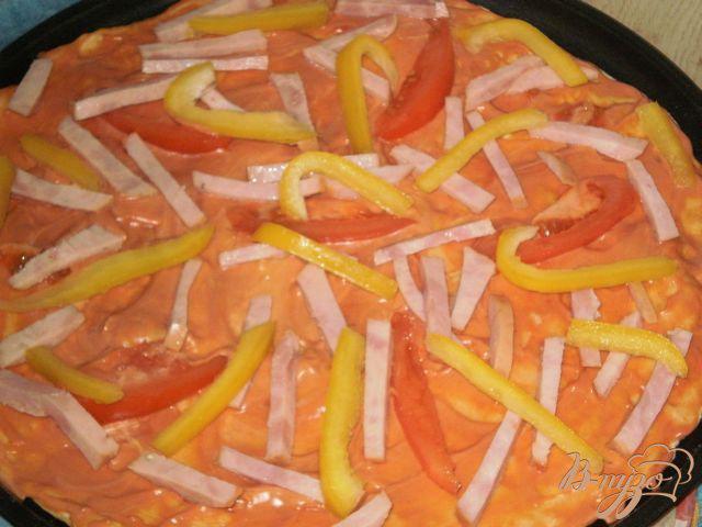 Фото приготовление рецепта: Пицца с ветчиной и овощами шаг №5