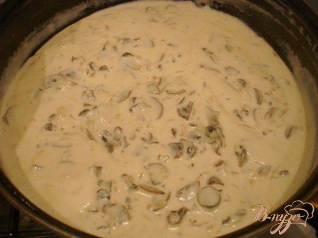 Фото приготовление рецепта: Сырно грибной соус шаг №4