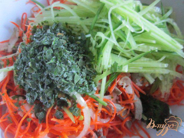 Фото приготовление рецепта: Морковный салат с говяжей печенью шаг №6