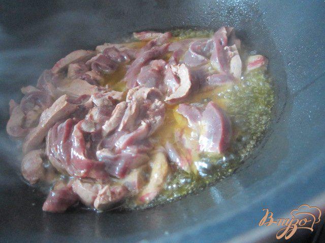Фото приготовление рецепта: Морковный салат с говяжей печенью шаг №2