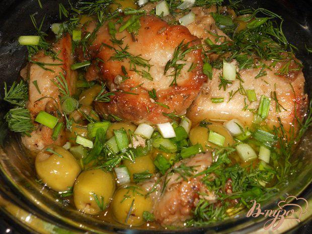 Фото приготовление рецепта: Куриная грудка с оливками шаг №5