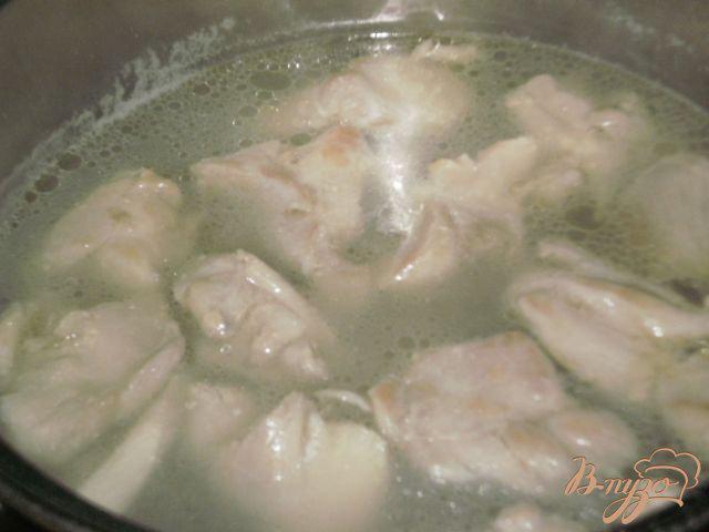 Фото приготовление рецепта: Сливочно-грибной суп с мясом шаг №2