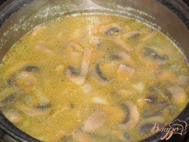 Фото приготовление рецепта: Сливочно-грибной суп с мясом шаг №7