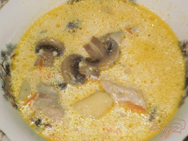 Фото приготовление рецепта: Сливочно-грибной суп с мясом шаг №8