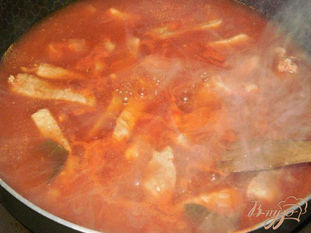Фото приготовление рецепта: Свинина тушеная в томатном соусе шаг №5