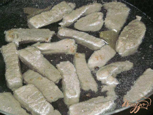 Фото приготовление рецепта: Свинина тушеная в томатном соусе шаг №3