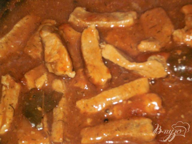 Фото приготовление рецепта: Свинина тушеная в томатном соусе шаг №6