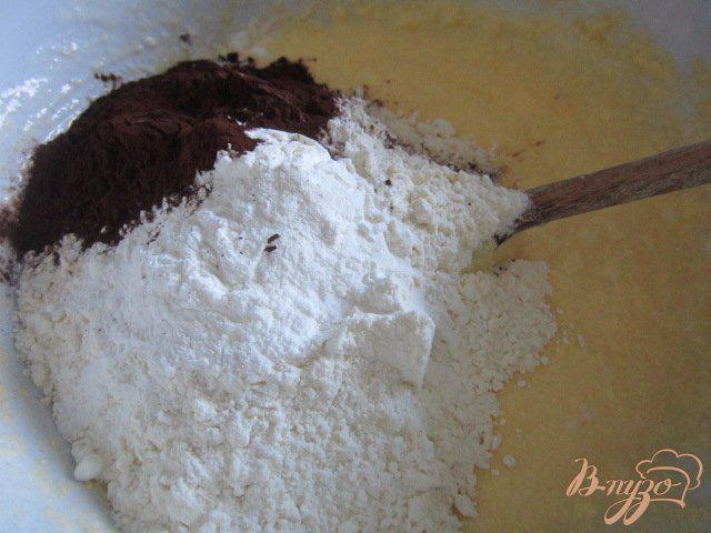 Фото приготовление рецепта: Шоколадный кекс с имбирными цукатами шаг №4