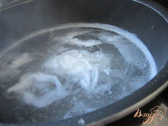 Фото приготовление рецепта: Теплый салат из шпината с беконом и яйцом пашот шаг №3