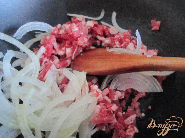 Фото приготовление рецепта: Теплый салат из шпината с беконом и яйцом пашот шаг №1
