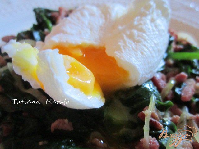 Фото приготовление рецепта: Теплый салат из шпината с беконом и яйцом пашот шаг №6