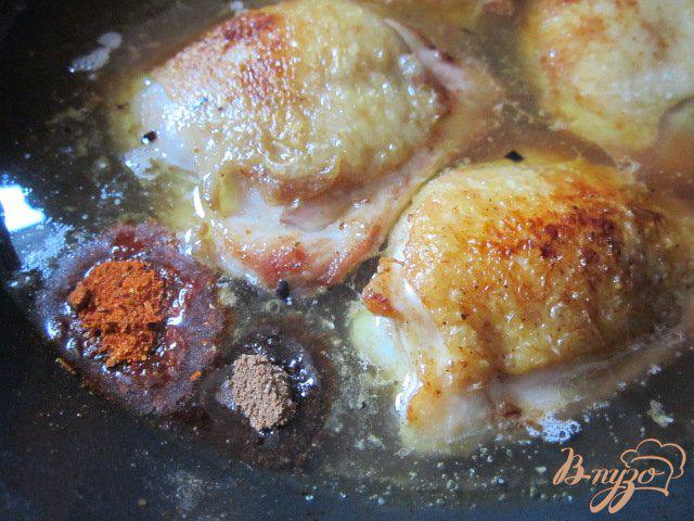 Фото приготовление рецепта: Пряная курица с рисом шаг №5