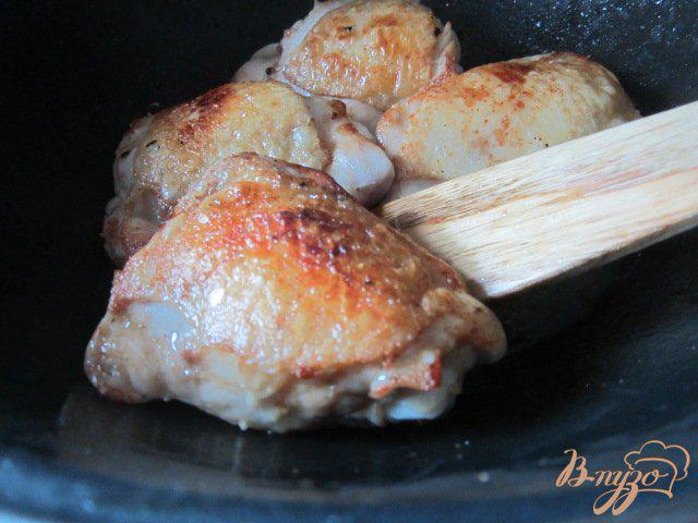 Фото приготовление рецепта: Пряная курица с рисом шаг №4