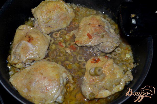 Фото приготовление рецепта: Куриные бедрышки с зелеными оливками шаг №5