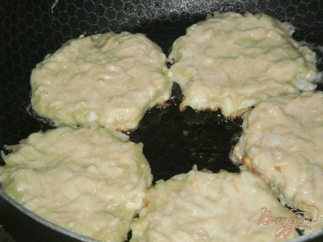 Фото приготовление рецепта: Сырно-картофельные оладьи шаг №4