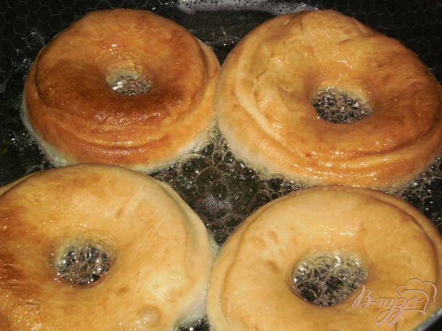 Фото приготовление рецепта: Пончики с шоколадной глазурью шаг №4