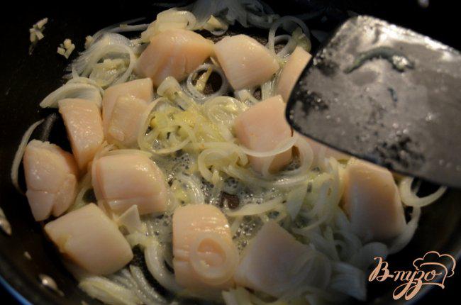 Фото приготовление рецепта: Морские гребешки с зеленой фасолью шаг №4