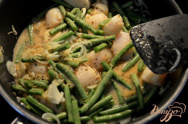 Фото приготовление рецепта: Морские гребешки с зеленой фасолью шаг №5