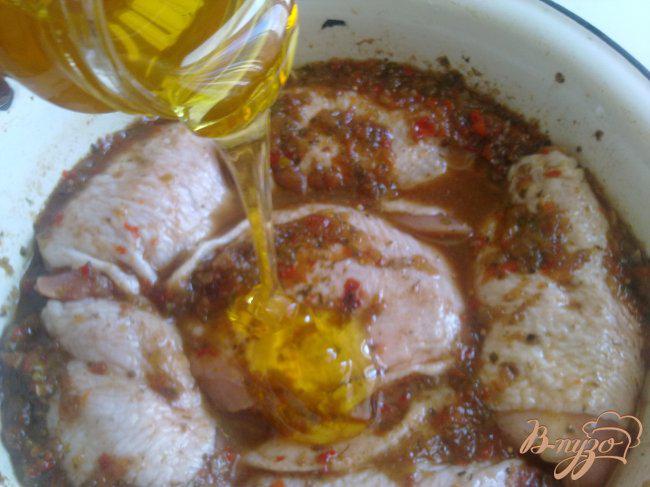 Фото приготовление рецепта: Куриные бедра в маринаде из ткемали. шаг №6