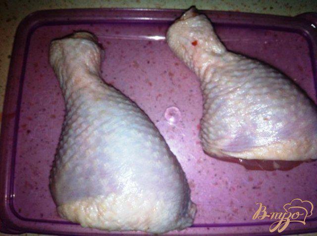 Фото приготовление рецепта: Куриные ножки в соусе из йогурта и лука. шаг №1