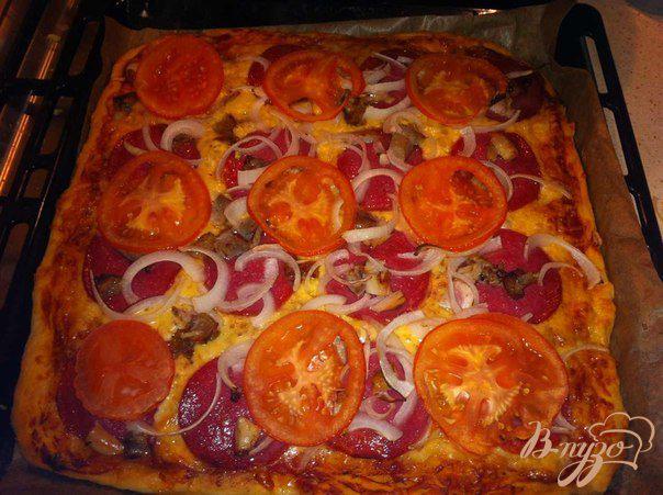 Фото приготовление рецепта: Пицца с салями шаг №11