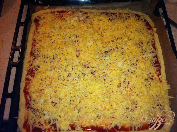 Фото приготовление рецепта: Пицца с салями шаг №7