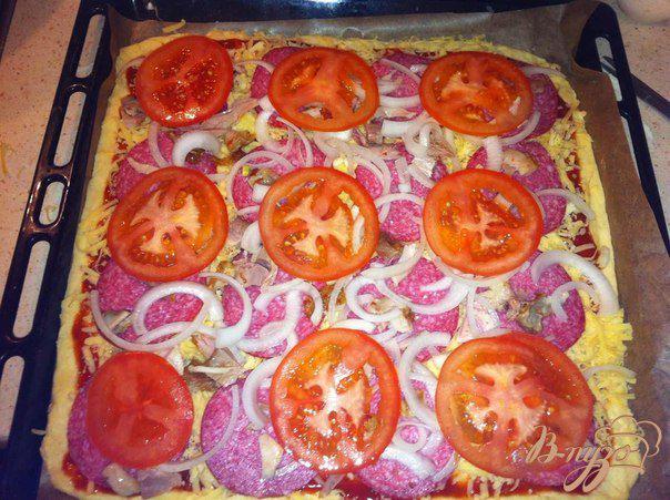 Фото приготовление рецепта: Пицца с салями шаг №10