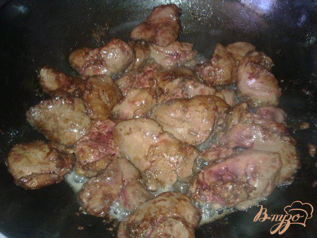 Фото приготовление рецепта: Нежная куриная печень с яблоками шаг №4