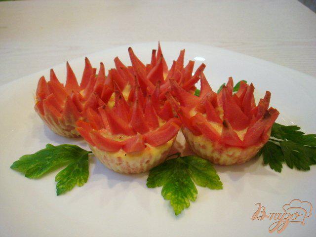 Фото приготовление рецепта: Закусочный колбасный цветок шаг №6