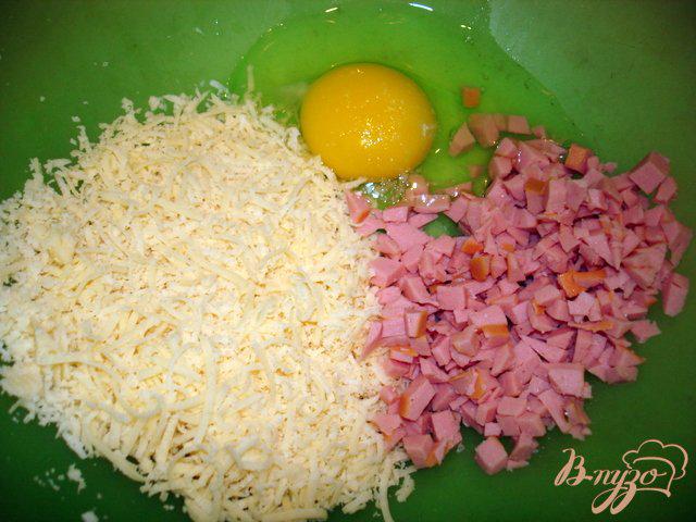 Фото приготовление рецепта: Закусочный колбасный цветок шаг №2