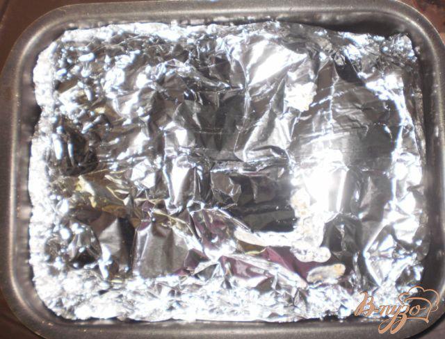 Фото приготовление рецепта: Куриные голени запеченные с картофелем шаг №4