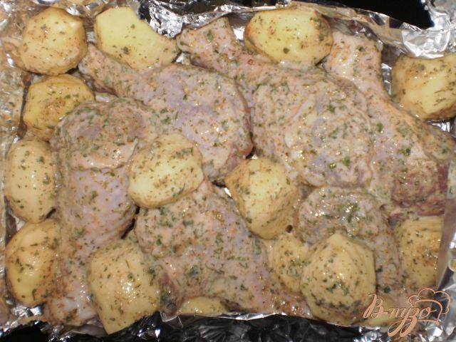 Фото приготовление рецепта: Куриные голени запеченные с картофелем шаг №3