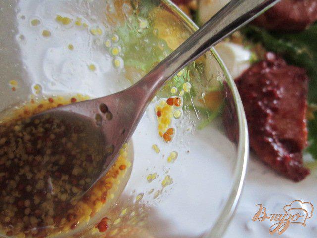 Фото приготовление рецепта: Теплый салат с куриным мясом шаг №7