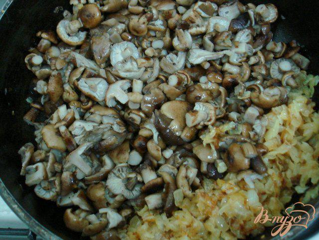 Фото приготовление рецепта: Голубцы с фаршем и морожеными грибами шаг №5