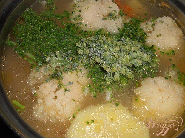 Фото приготовление рецепта: Куриный суп с капустой шаг №3
