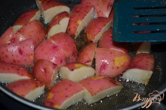 Фото приготовление рецепта: Хрустящий картофель с беконом и петрушкой шаг №3